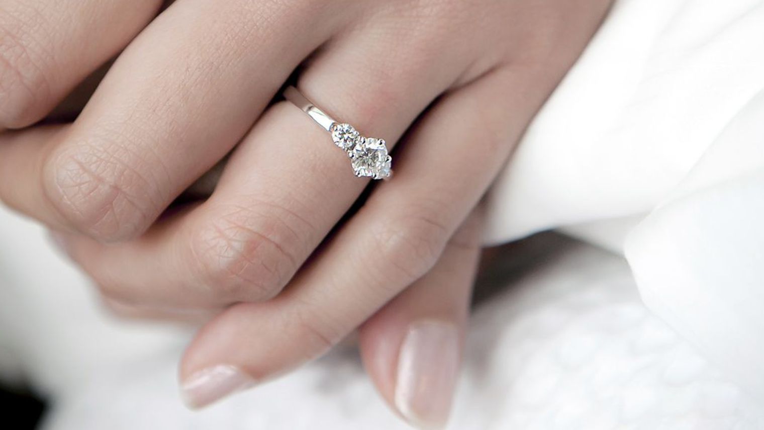 Bague femme : à quel doigt porter un bijou en argent ?