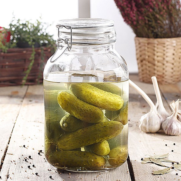 Cornichons dans un bocal en verre