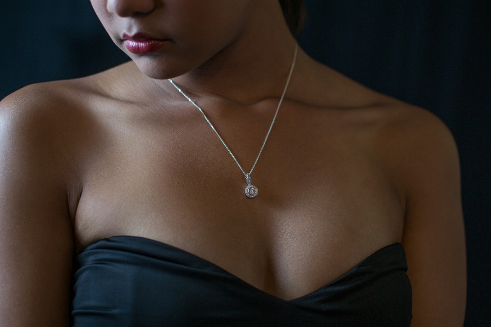 Les bijoux personnalisés, un bon choix pour mettre en valeur une robe noire