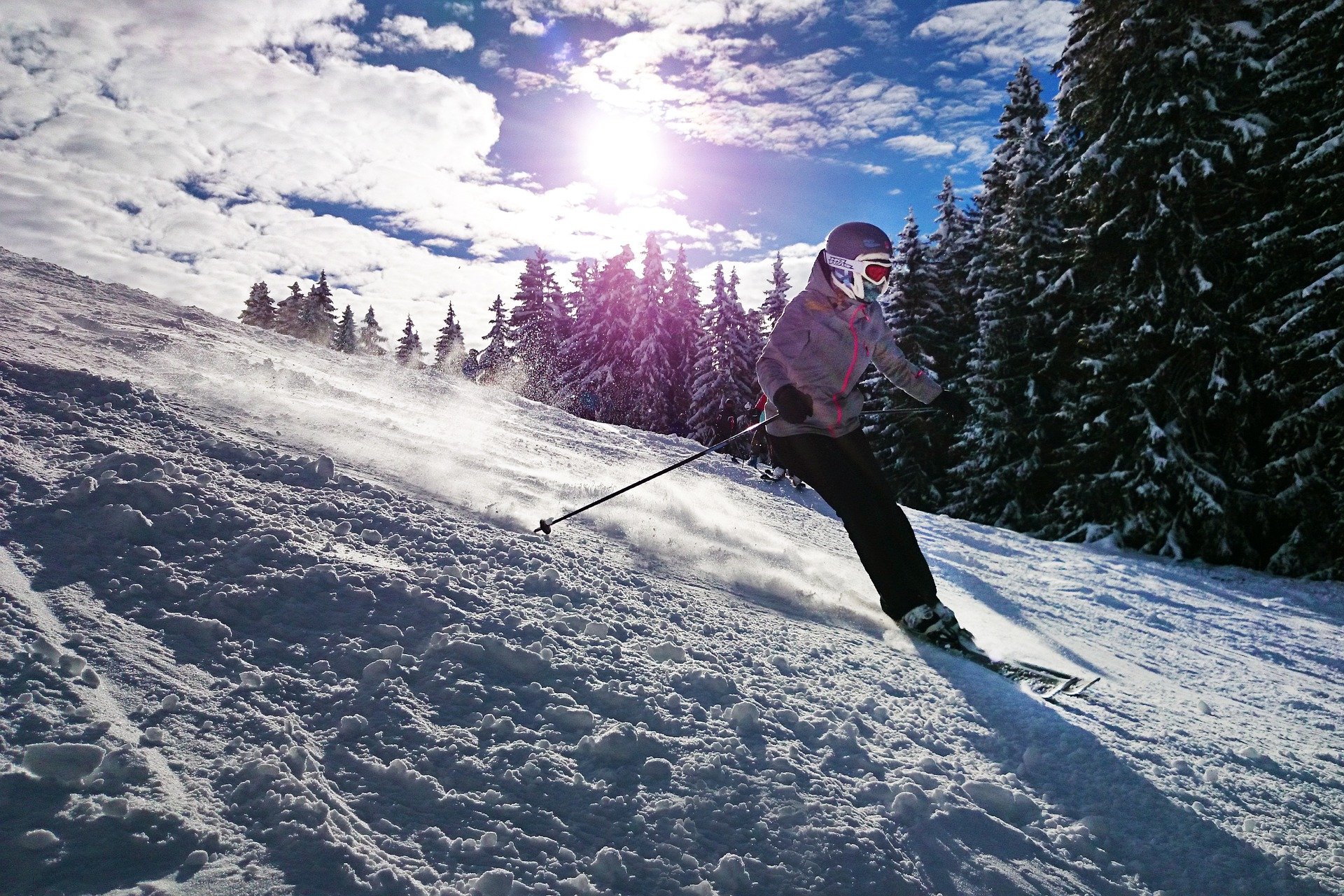 Femme descente de ski