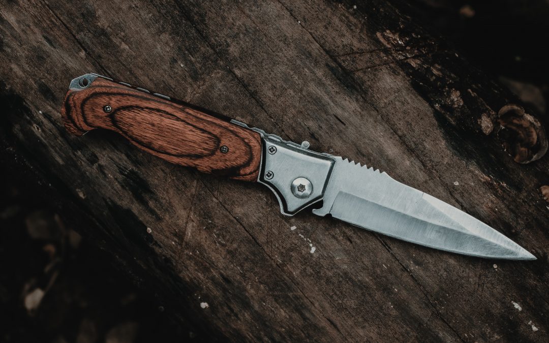 couteau sur une table en bois
